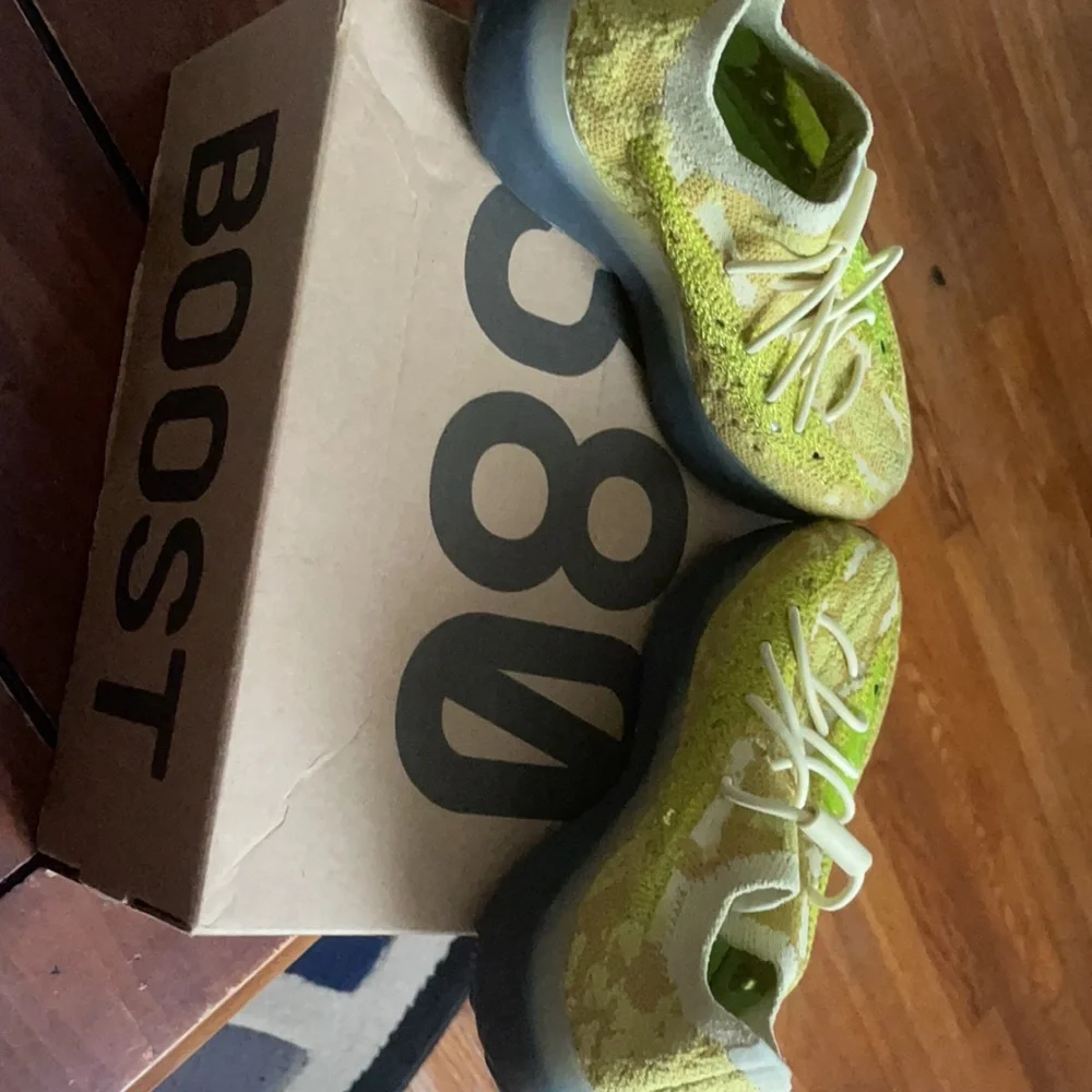 Kids Yeezy Boost 380 Kids size 11 1/2K - Picture 4 of 4